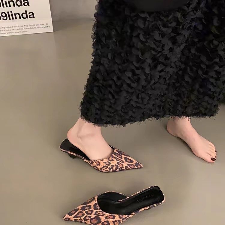 Women’s Pointed Toe Low Heel Closed-Toe Mule Sandals